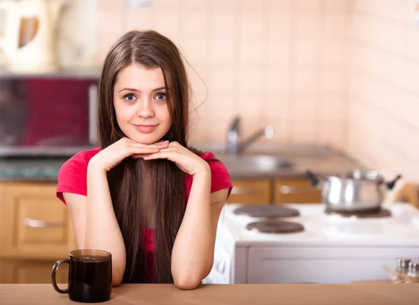 Bela menina feliz adolescente beber café em casa — Fotografia de Stock