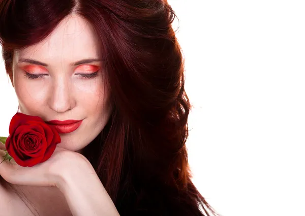 Retrato de sensual hermosa mujer con rosa roja en el respaldo blanco — Foto de Stock