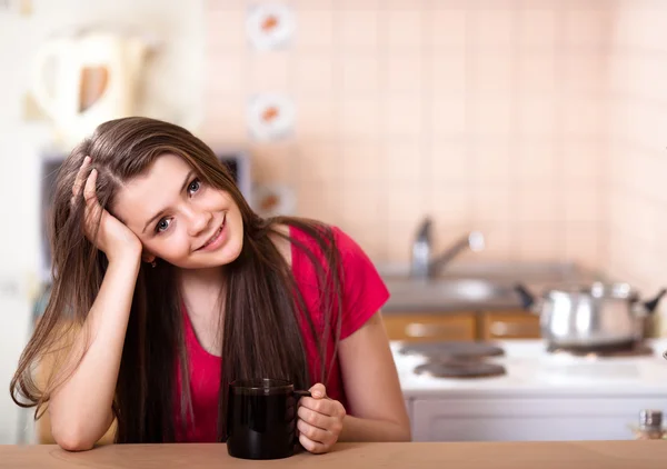 Mooi gelukkig tiener meisje, drinken koffie thuis — Stockfoto
