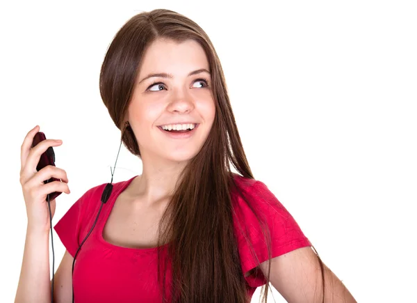 Atraente sorrindo menina adolescente ouvir música no fundo branco — Fotografia de Stock
