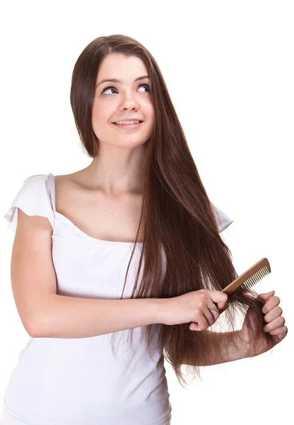 Портрет красивой девушки-подростка с расчёской изолирован — стоковое фото