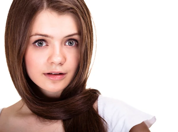 Ritratto di una bella ragazza adolescente con capelli lunghi e pelle pulita — Foto Stock