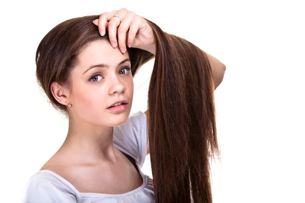 Retrato de una hermosa adolescente con pelos largos y piel limpia — Foto de Stock