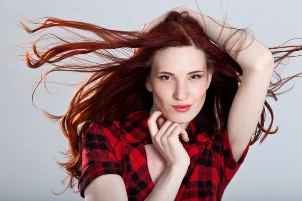 Retrato de una hermosa joven con el pelo maravilloso —  Fotos de Stock