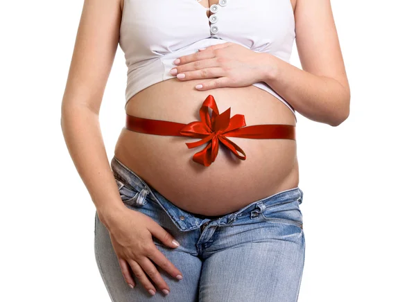 Mulher grávida abraça sua barriga isolada — Fotografia de Stock