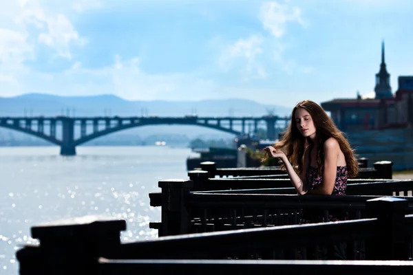 Πορτρέτο της η όμορφη γυναίκα με φόντο πόλη γέφυρα — Φωτογραφία Αρχείου