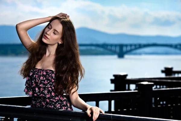 Portret van de mooie vrouw met bridge stad-achtergrond — Stockfoto