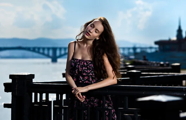 Porträtt av den vackra kvinnan med bron staden bakgrund — Stockfoto