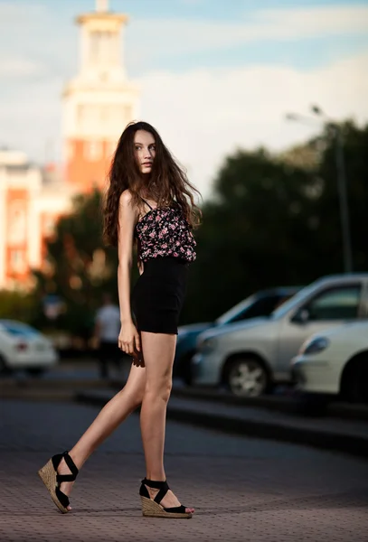 Modelka pózuje na večerní město — ストック写真