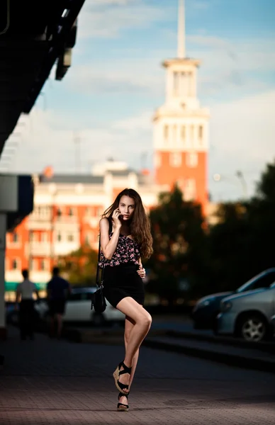 La joven modelo posando en la ciudad de noche —  Fotos de Stock
