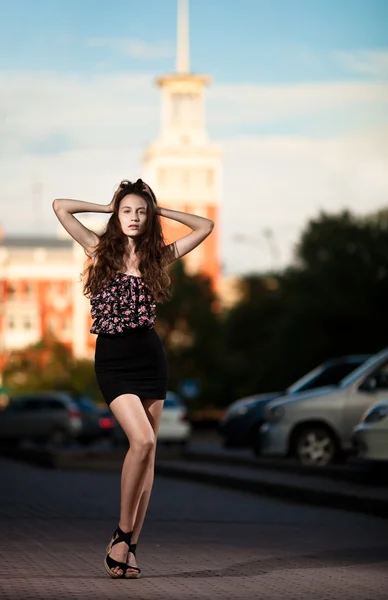 Modelka pózuje na večerní město — Stock fotografie