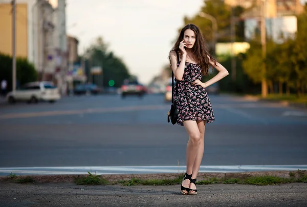 Jonge mooie vrouw in de stad — Stockfoto