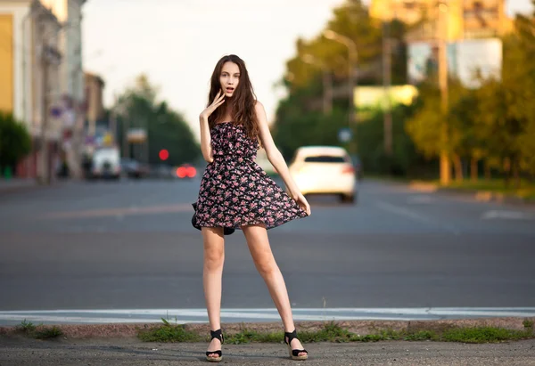 Young beautiful woman in the city — Stock Photo, Image