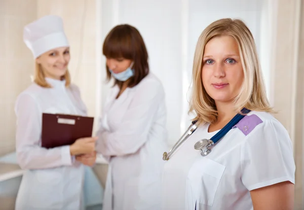 Tým mladých lékařů v nemocnici — Stock fotografie