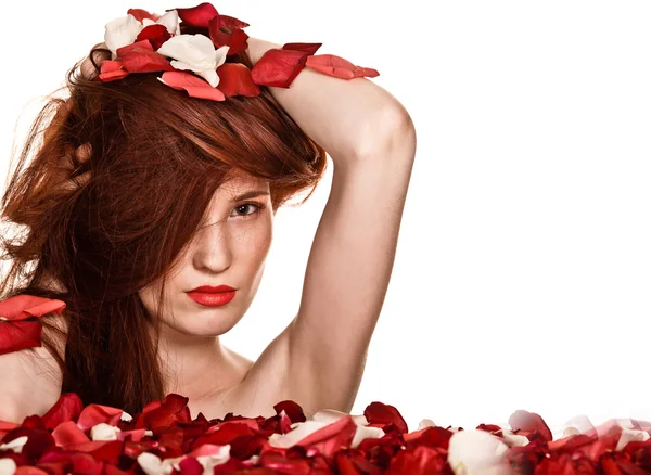 美しい女性と白い背景の上にバラの花びら — ストック写真