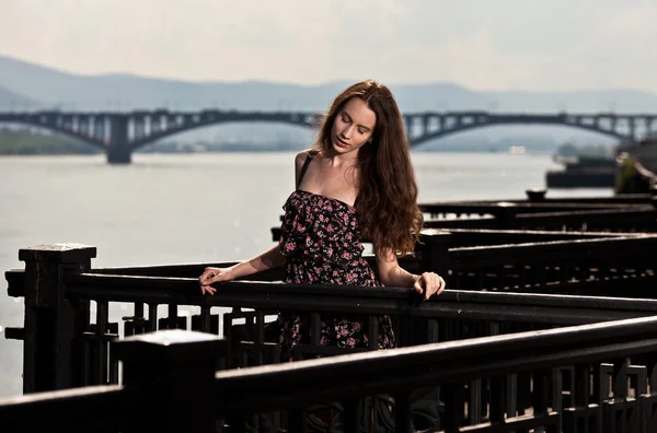 美丽女人与桥城市背景的画像 — 图库照片