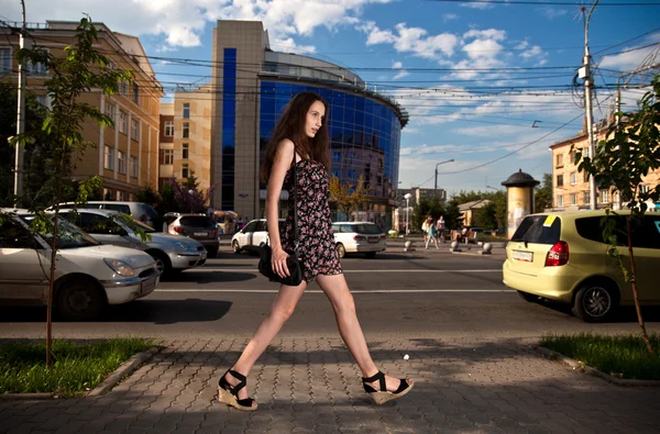 Mujer joven y despreocupada caminando por la calle en la ciudad —  Fotos de Stock