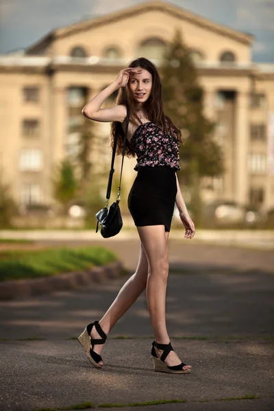Giovane donna spensierata che cammina per strada in città — Foto Stock