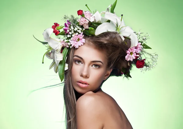 Mooie vrouw met bloemkrans. — Stockfoto