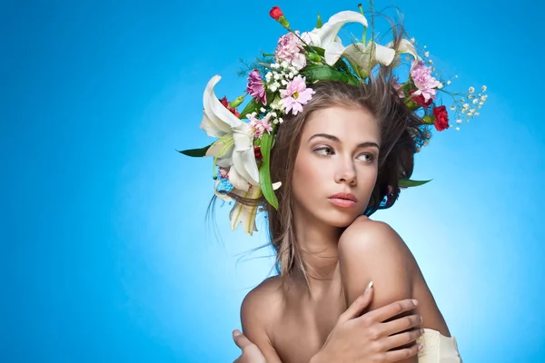 花の花輪を持つ美しい女性。テキスト用のスペース. — ストック写真