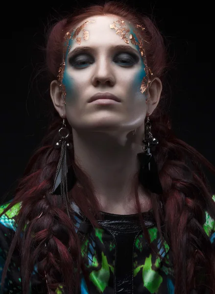 Close-up portret van prachtige redhair vrouw met futuristische mak — Stockfoto