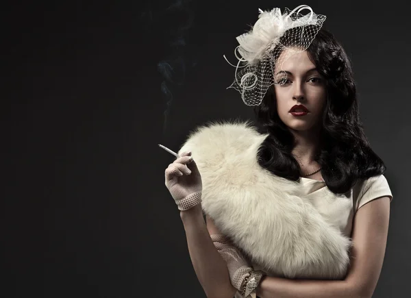 美しい喫煙女性。レトロな肖像画 — ストック写真