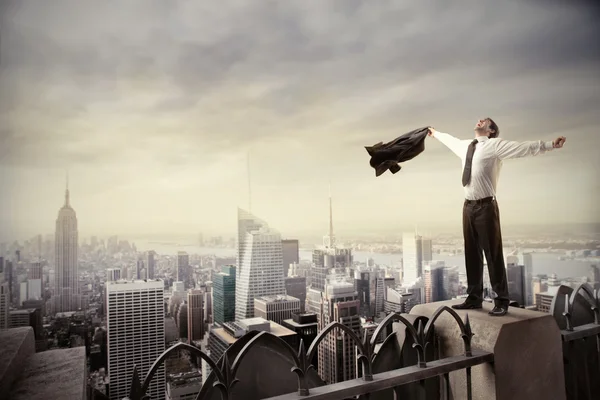 Бизнесмен стоит на крыше — стоковое фото