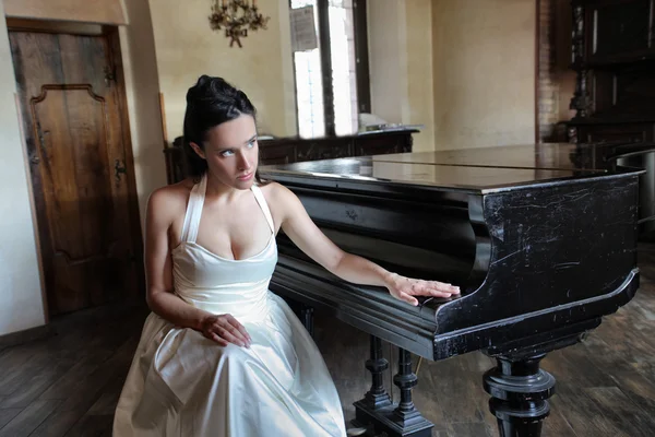 Braut und Klavier — Stockfoto