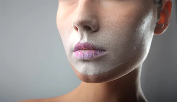Güzel bir kadının visage beyaz Vakfı ile closeup — Stok fotoğraf