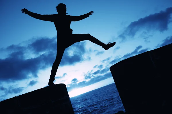 Mavi gökyüzü kadın silüeti.