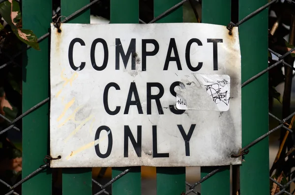 Compacte auto's alleen — Stockfoto