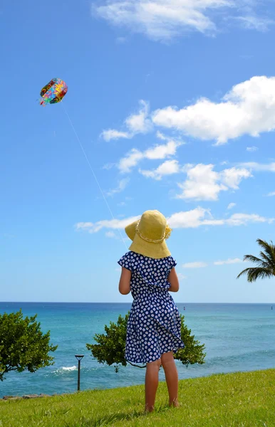 Dziewczyna puszczająca latawiec — Zdjęcie stockowe