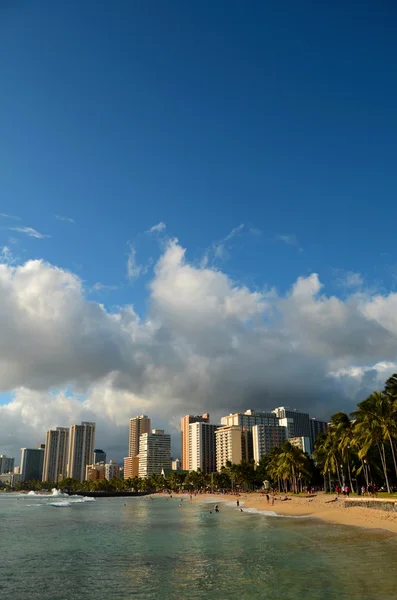 Waikiki beach en hotels in Hawaï met kopie ruimte — Stockfoto