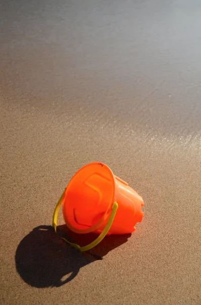 Juguete de niño en una playa con espacio de copia — Foto de Stock
