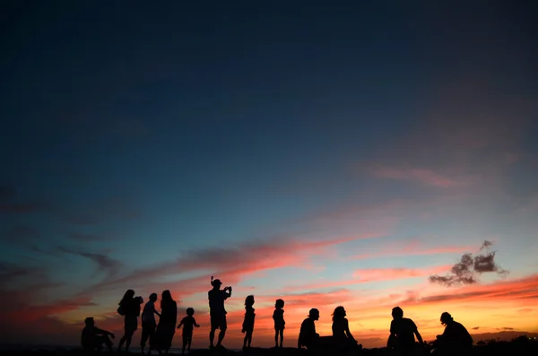 Freunde und Familie bei Sonnenuntergang — Stockfoto