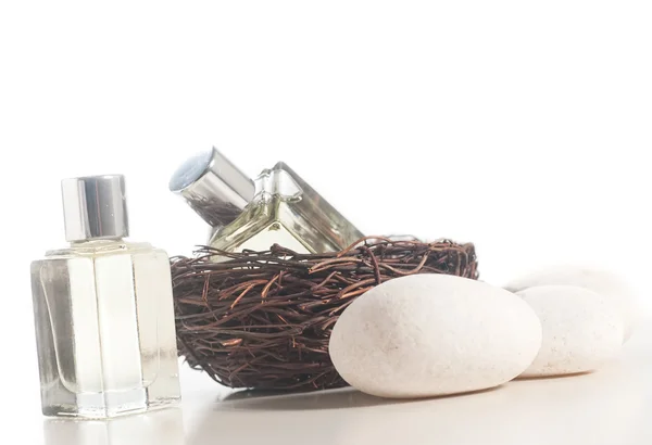 Spa concept - parfumfles in het nest van de vogel — Stockfoto