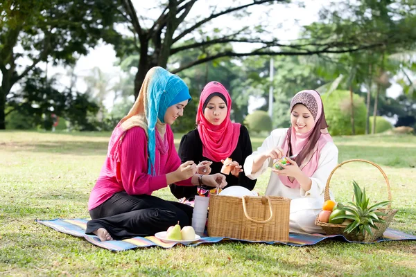 Relaxing with friends in the park — Stock Photo, Image