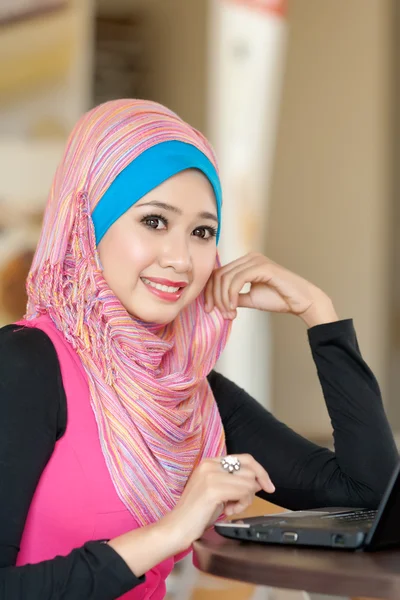 Csinos, fiatal muzulmán nők — Stock Fotó