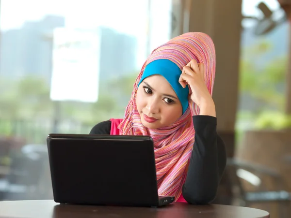 Jovens mulheres muçulmanas usando laptop — Fotografia de Stock