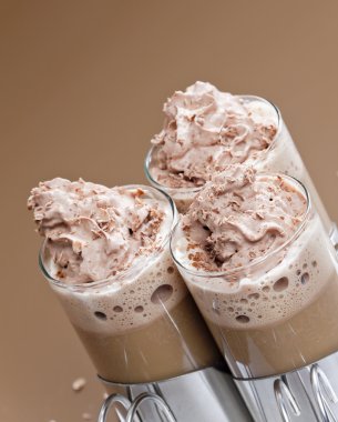 kahve krem şanti ile natürmort