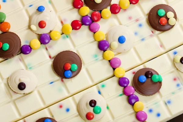 Stillleben aus weißer Schokolade mit Smarties — Stockfoto