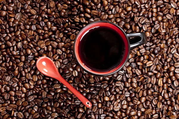 커피 원두와 커피 한잔 — 스톡 사진