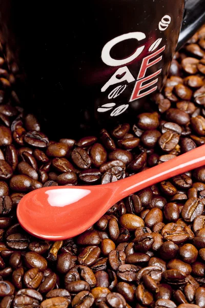 Egy csésze kávé kávébabbal. — Stock Fotó