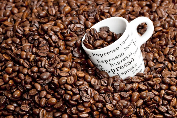 Tasse Kaffee mit Kaffeebohnen — Stockfoto