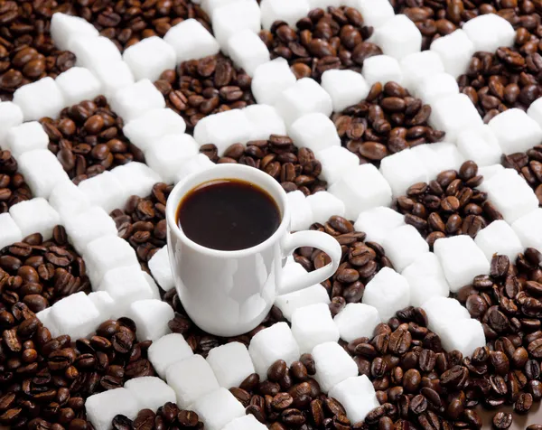 Xícara de café com grãos de café e açúcar — Fotografia de Stock