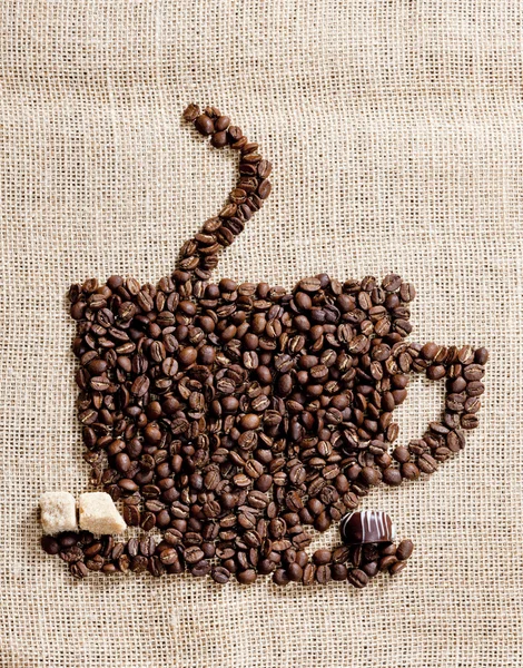 Kopje koffie gemaakt van koffie bonen met suiker en chocolade — Stockfoto