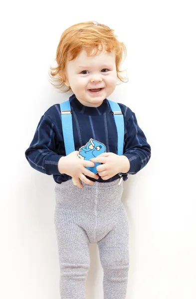 Portret stoi mały chłopiec z zabawką — Zdjęcie stockowe