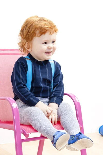 Niño sentado en la silla —  Fotos de Stock