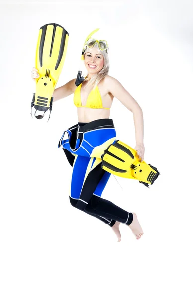 Mujer joven de pie que usa neopreno con equipo de snorkel —  Fotos de Stock
