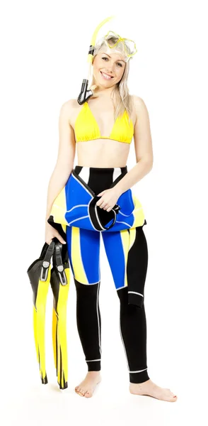 Mujer joven de pie que usa neopreno con equipo de snorkel —  Fotos de Stock